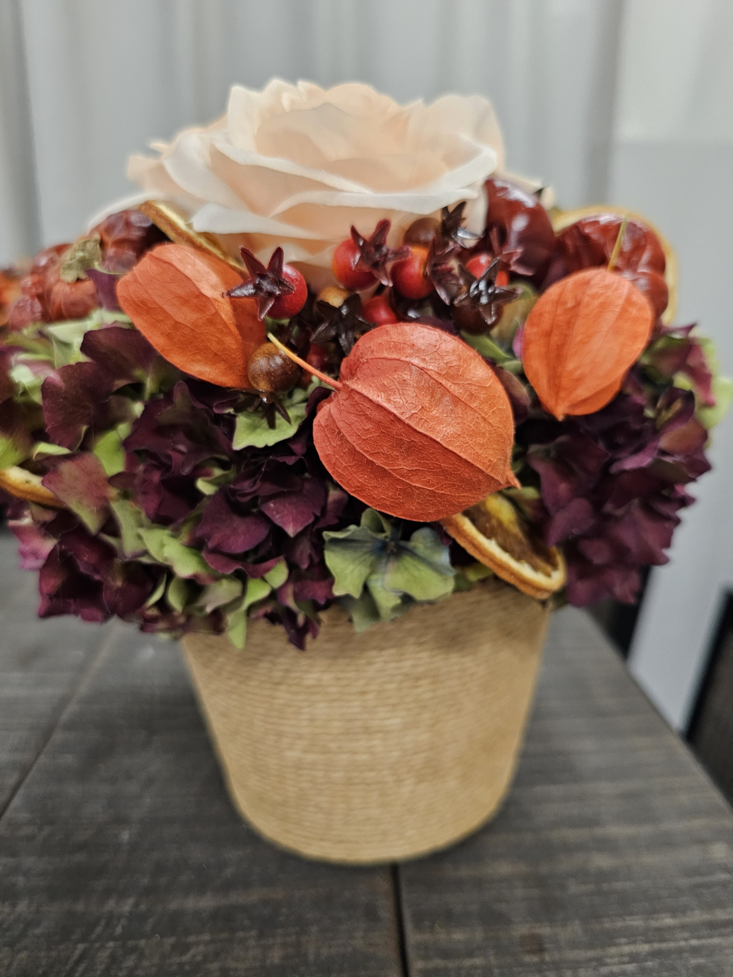 Herfstbiedermeier · zalmkleurige zijde rozen
