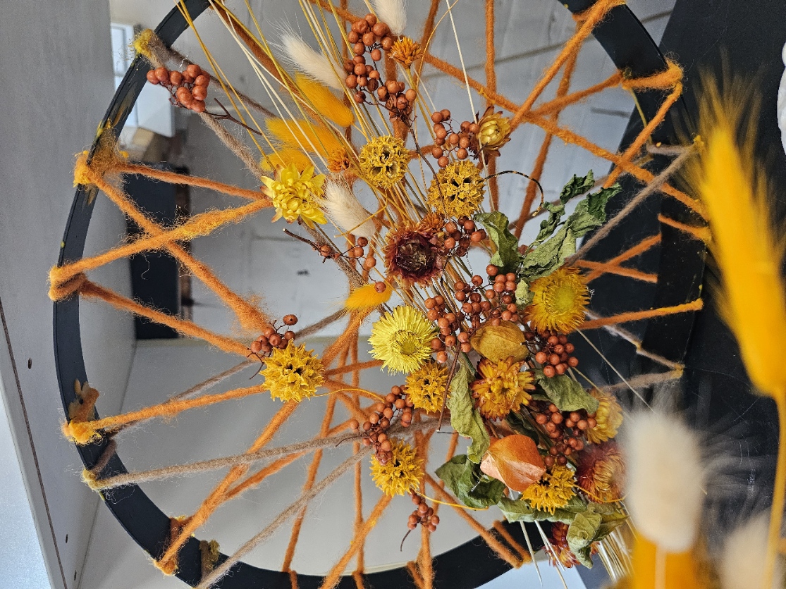 Detail van een grote herfstring met droogbloemen