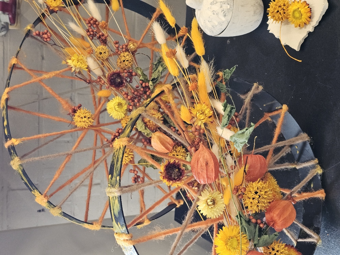 Herfstringen met oranje en gele droogbloemen